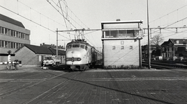 168400 Gezicht op de spoorwegovergang in de Larenseweg te Hilversum, met in het midden het seinhuis Post T en een ...